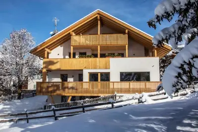 a house in the snow with a balcony at Editlodge 