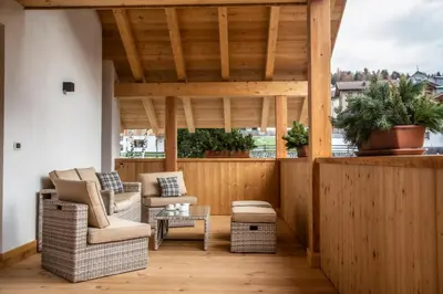 a living room with chairs and a table at Editlodge 