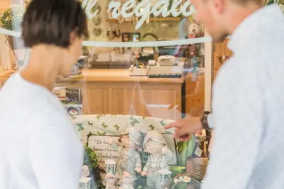 two people looking at a display in a store window at Hotel Dolomiten in Monguelfo