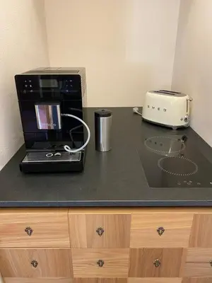 a microwave and a toaster on top of a counter at Goldengel Design - Suiten im historischen Ortskern von Kaltern in Caldaro