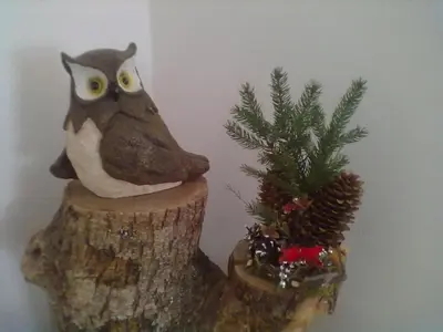 a figurine of an owl on a stump with a christmas tree at Casa Montana S. Maddalena in San Vito di Cadore