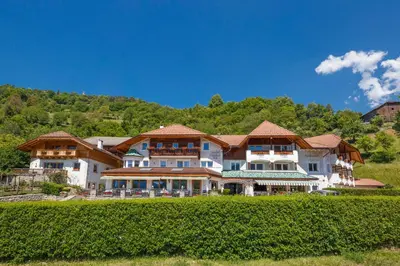 a large house in a vineyard next to a field at Hotel Hubertusstube in Laion