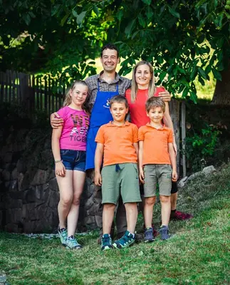 a man and his family posing for a picture at Hotel Hubertusstube in Laion