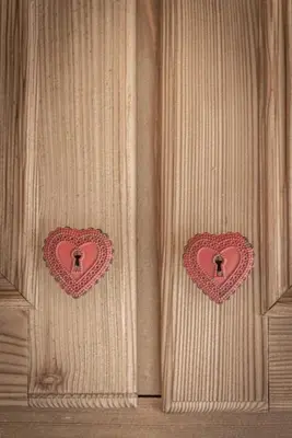 two hearts on the door of a drawer at Casa Ladinia in San Vito di Cadore