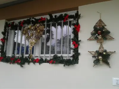 a window with christmas wreaths and christmas decorations at Residence Bichler in Merano