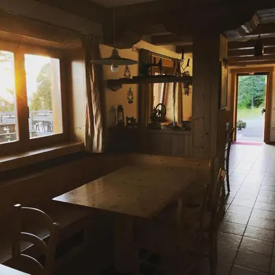 a dining room with a table and a window at Rifugio Predaia Ai Todes'ci in Tres
