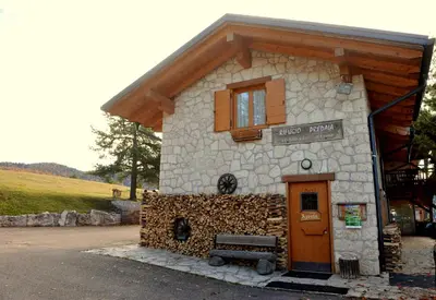 a small building with a bench in front of it at Rifugio Predaia Ai Todes'ci in Tres
