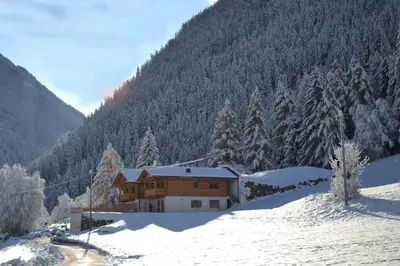 a house on a snowy hill with a mountain at Bergidyll an der Lane - Pfunders in Fundres