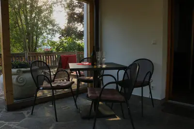 a table and chairs in a room with a window at B&B Frühlingsheim in Racines