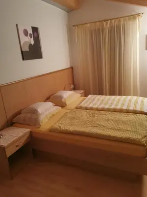 two twin beds in a bedroom with a window at Hörtmairhof in Campo Tures