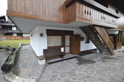 a building with a staircase and a stair case at Punta Nera: appartamento con giardino e WIFI in Zuel