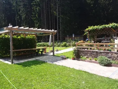 two beds in a room with a window at Ca DaSa in San Lugano