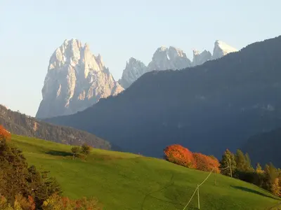 a green field with mountains in the background at Appartment Kircherhof in Laion