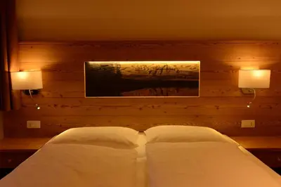 a bedroom with two white beds and two lights at Appartment Kirch Neuhaus in Laion