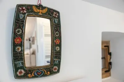 a mirror is hanging on a wall at Zweizimmer-Wohnung mit Schlossblick in Chiusa
