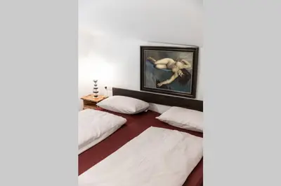 a bedroom with two beds and a painting on the wall at Zweizimmer-Wohnung mit Schlossblick in Chiusa
