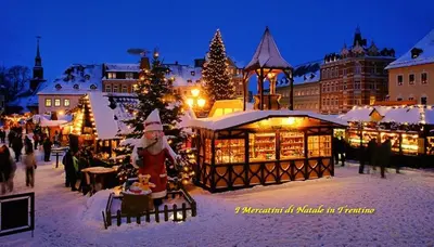 a christmas market in a town with christmas lights at Appartamento 
