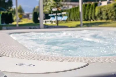 a large swimming pool with avisorvisor at Hotel Maibad in Vipiteno