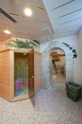 a building with an entry way with an archway at Hotel Maibad in Vipiteno