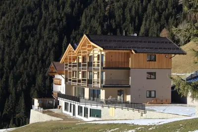 a house on a hill with a mountain at Gasthof Videgg in Schenna