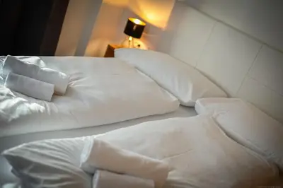 two white beds sitting next to each other at Apartment Mulino in Merano