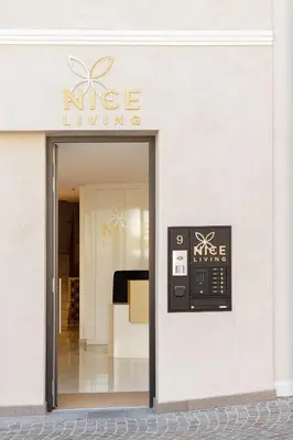 a entrance to a nice living building with a revolving door at Nice Living Neue- Moderne Apartments im Herzen von Brixen - kostenlose Brixencard - ideal für Familien, Paare, Geschäftsreisende und allen Urlaubs Hungrigen in Bressanone