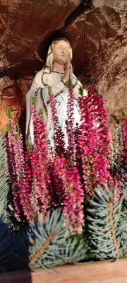 a statue of a woman behind a bunch of flowers at Koflhof Urlaub auf dem Bauernhof in Aldino