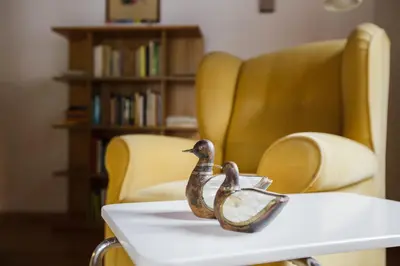 a statue of two swans sitting on a table at LA PITA AGORDINA in Cancellade