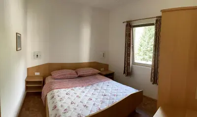 a bedroom with a bed and a window at Alpen Ferienwohnung IV in Lappago
