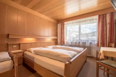 a bedroom with two beds and a window at Tlisüra in La Villa