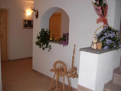 a room with a wheel and flowers on a wall at Obkirchhof in Unsere Liebe Frau im Walde