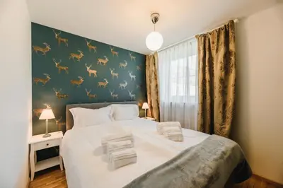 a bedroom with a large bed with a green wall at Renoviertes Apartment mit Terrasse an der Piste mit kostenlosen WiFi in Carezza al Lago