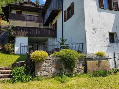 a house with a fence in front of it at Casa sulle nuvole in Montesover