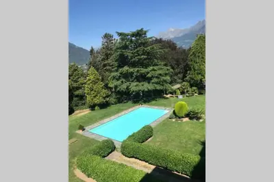 an overhead view of a swimming pool in a garden at Appartement Pienzenau in Merano
