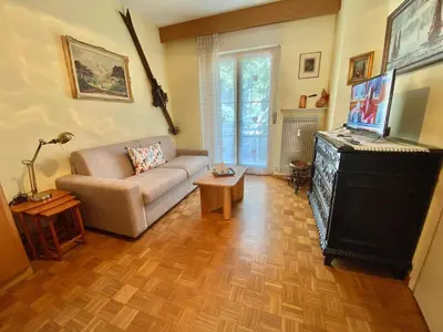 a living room with a couch and a television at Appartamento Pino a Merano centro con box in Merano