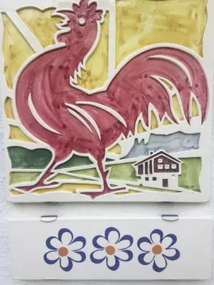 a box with a painting of a red rooster at Tannerhof Bed & Breakfast in Caines