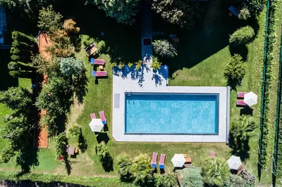 an overhead view of a swimming pool in a yard at Hotel & Residenz Traubenheim in Nalles