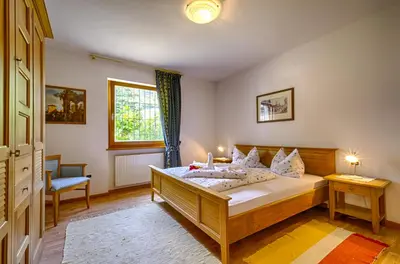 a bedroom with a bed and a window at Hotel & Residenz Traubenheim in Nalles