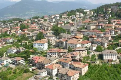 a town with houses and buildings on a hill at Appartamento Rosina, per 4/6 persone. In centro in Coredo