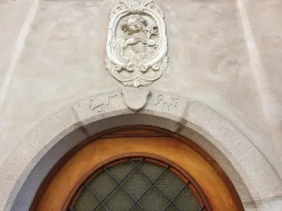 a building with a statue above a door at viaDolceVita - Grüne Gästewohnung in Lana