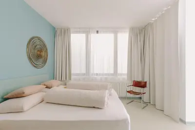 a bedroom with a large bed and a window at La Villetta 17 - smarter Rückzugsort für die großen Winter-Wettkämpfe in Lana