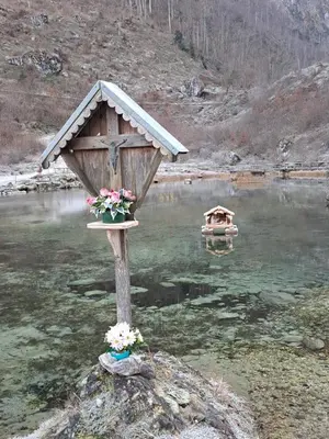 a bird house and a boat in a body of water at Apartment El Cor in Taibon
