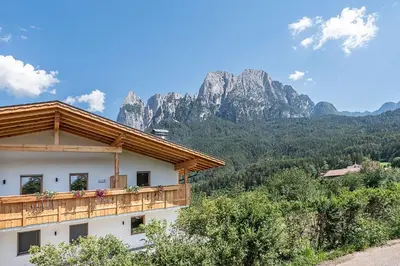 a room with a kitchen and a dining room at Foreserhof in Fiè