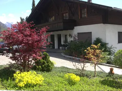 a house with a garden in front of it at Residence BADLEIT in Lagundo