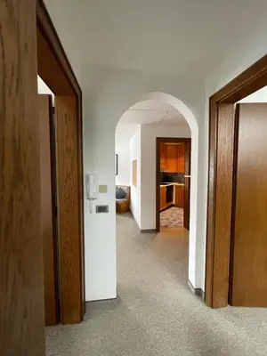 a hallway with an archway leading to a room at Les Corcelles in San Vigilio Di Marebbe
