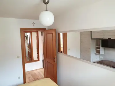 a living room with a mirror and a door at Ampio appartamento su 2 livelli con garage coperto in Valdaora
