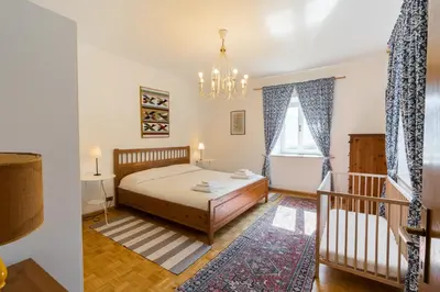 a bedroom with a bed and a window at Arzenhof, Baron Di Pauli in Caldaro