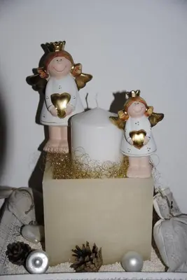 two figurines of angels sitting on top of a shelf at Pension Mirandola in Colfosco