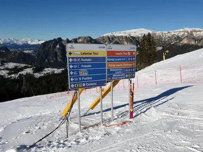 a sign at the top of a snow covered ski slope at NRH Laurin Karersee in Nova Levante