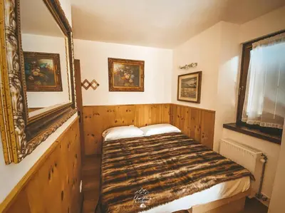 a pile of towels sitting on top of a bed at Una Perla a Cortina in Cortina dʼAmpezzo